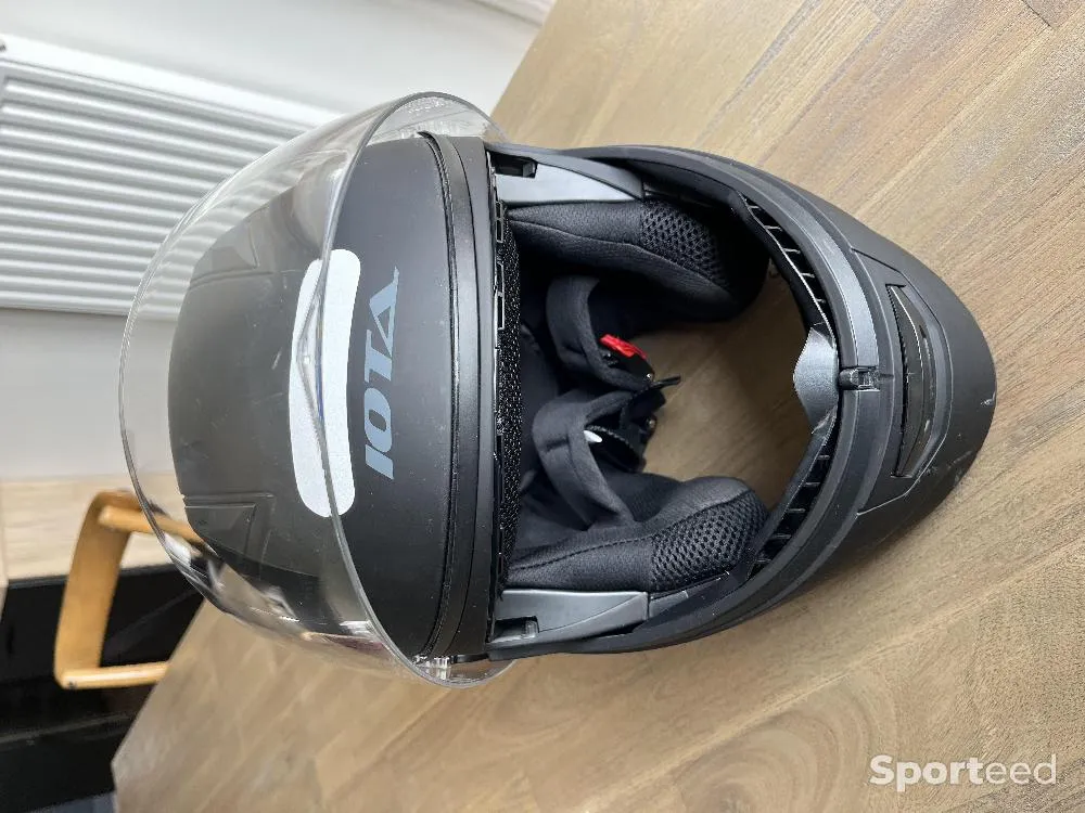 Casque moto IOTA taille M d'occasion Ajouté le : 20/04/2023