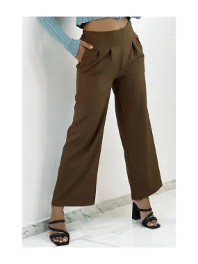 High-waisted brown pleated chic trousers.