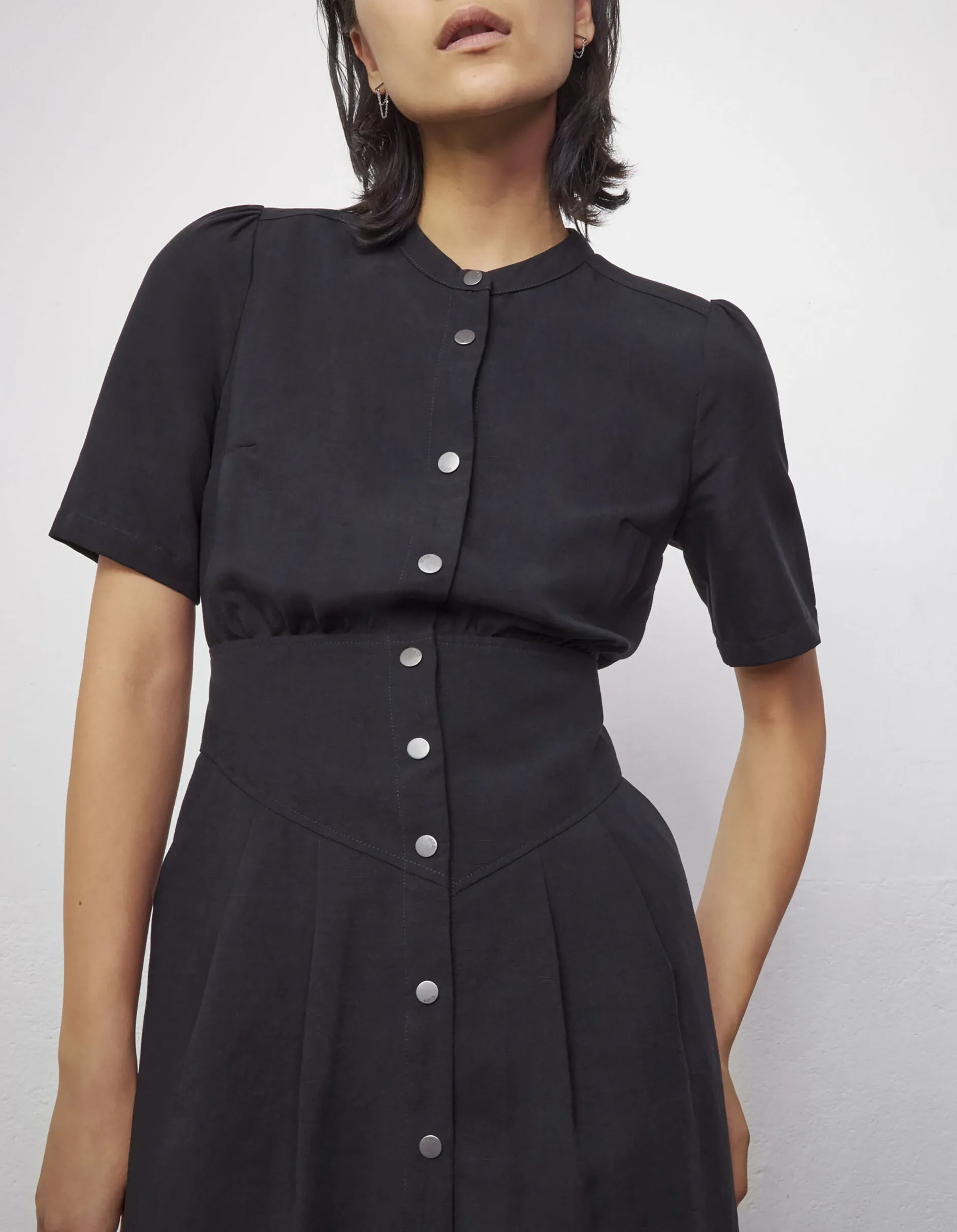 Robe noire en tencel et lin boutonnée devant femme