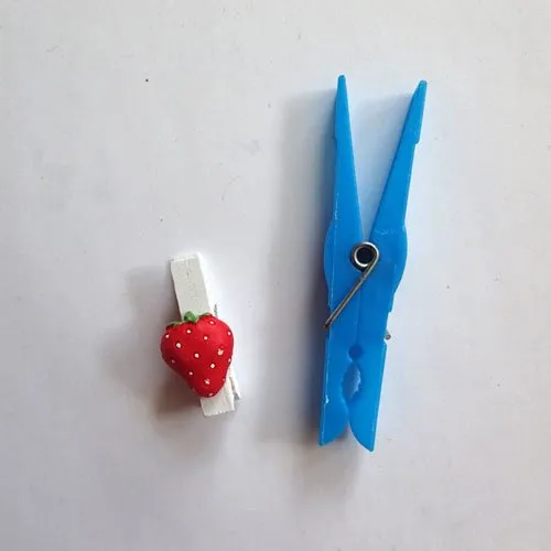 Strawberry clothes pegs x4